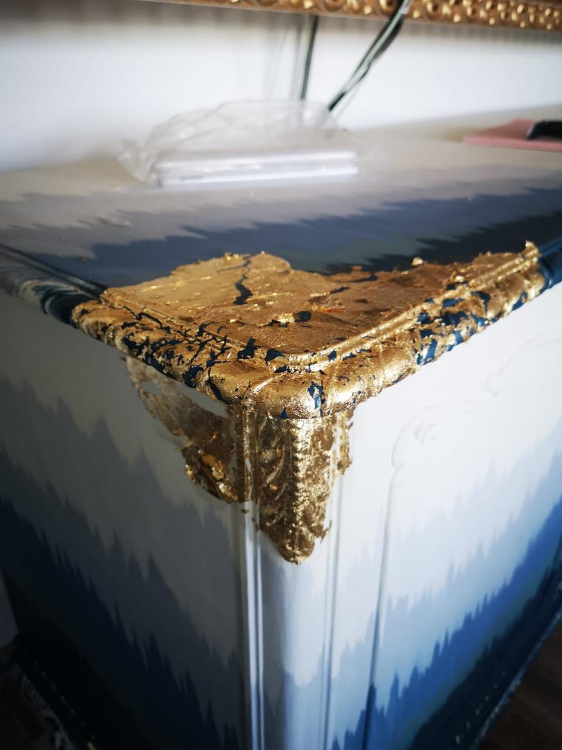 Ce pot face&nbsp;două&nbsp;m&acirc;ini&nbsp;dibace : un makeover complet&nbsp; al unui dulap vechi,&nbsp;metoda&nbsp;ombre&nbsp;!