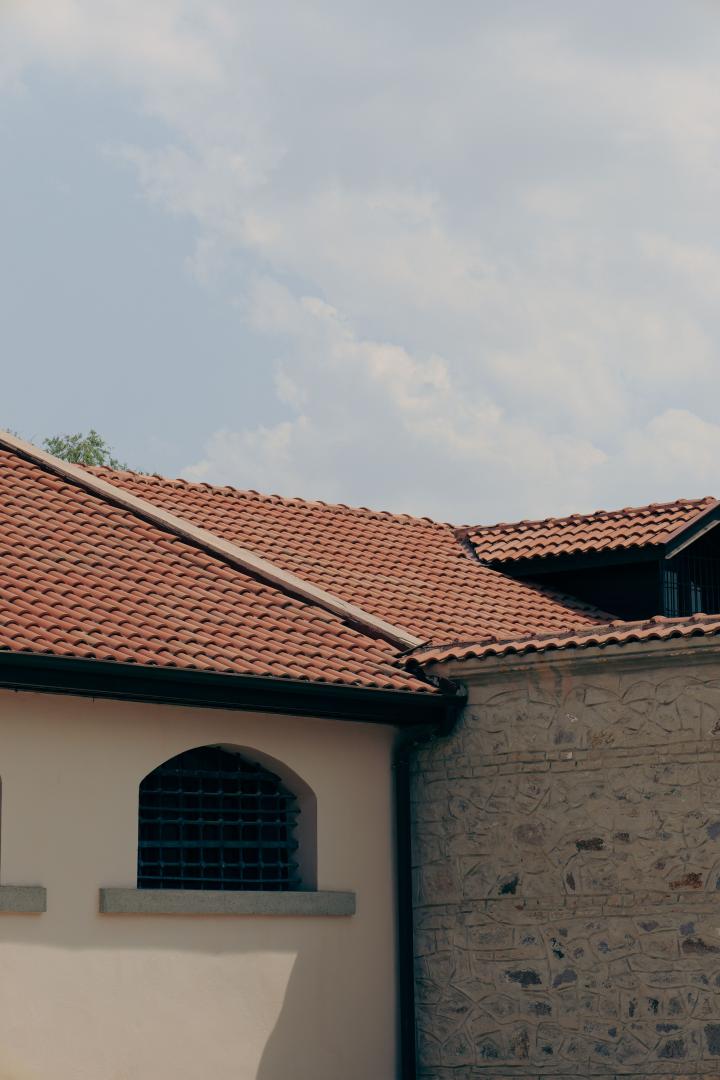 Acoperișul &icirc;ntr-o singură apă: c&acirc;nd este o soluție bună pentru o casă modernă